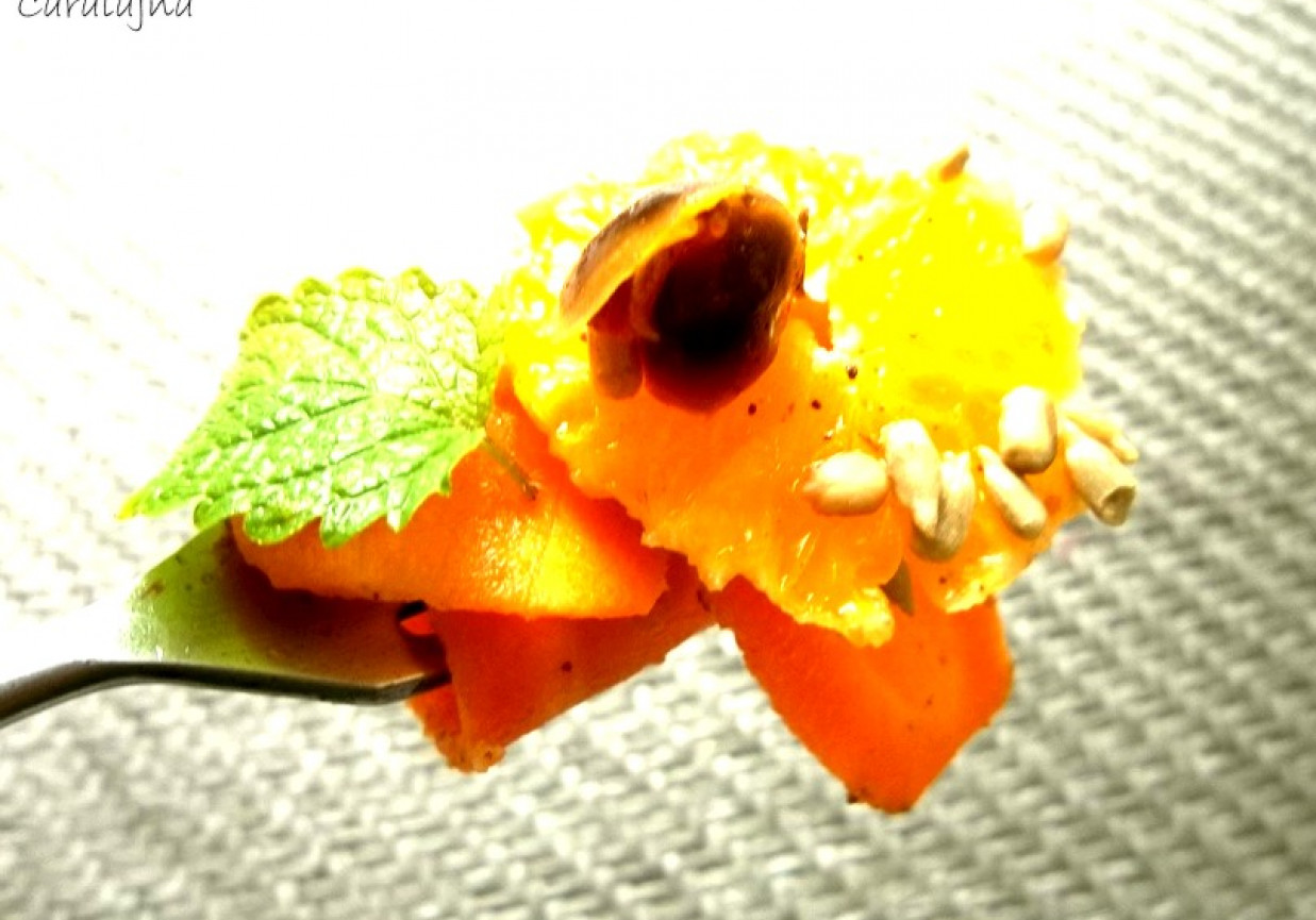 sałatka marokańska z marchewką, pomarańczą i daktylami foto