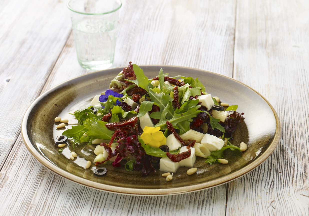 Sałatka Mediteran z makaronem i suszonymi pomidorami.**. foto