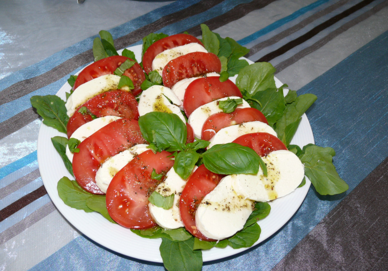 Sałatka mozzarelli, rukoli  i pomidorów foto