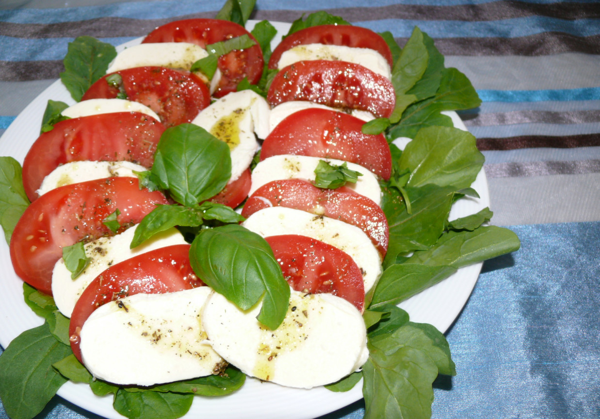 Sałatka mozzarelli, rukoli  i pomidorów foto