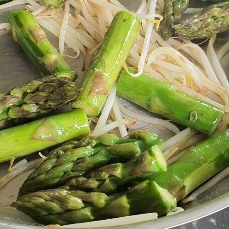Krok 2 - Sałatka na ciepło - szparagi , kiełki fasoli i pak choi foto