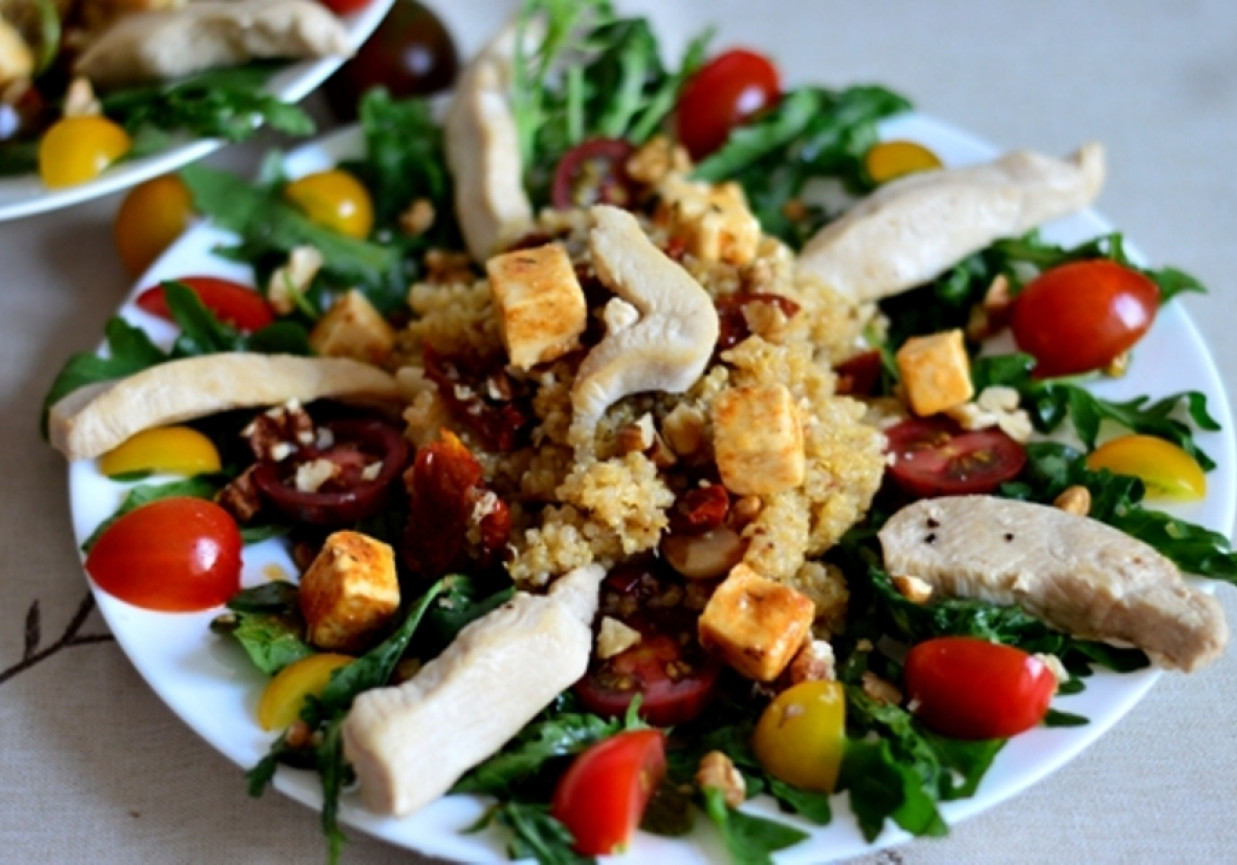 Sałatka na ciepło z komosą ryżową foto