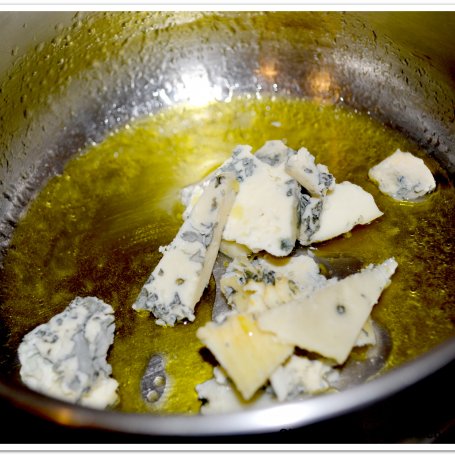 Krok 3 - Sałatka na ciepło z kuskus i sosem z sera blue. foto