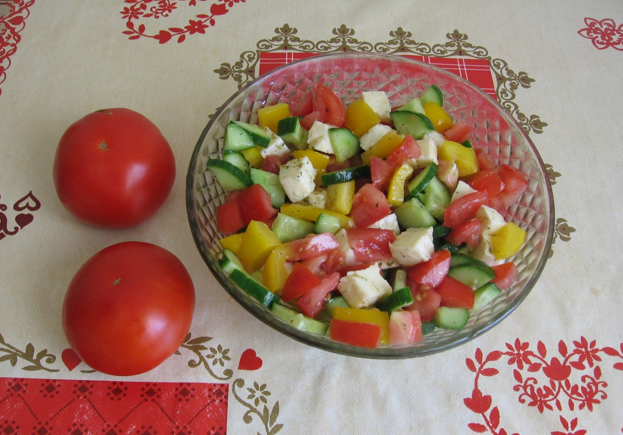Sałatka na grilla z pomidorem, ogórkiem, papryką i mozarellą foto