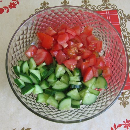 Krok 1 - Sałatka na grilla z pomidorem, ogórkiem, papryką i mozarellą foto