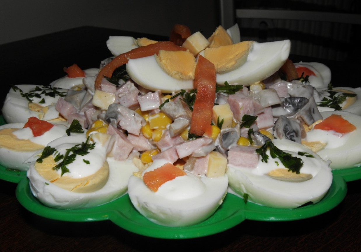 Sałatka na jajkach. foto