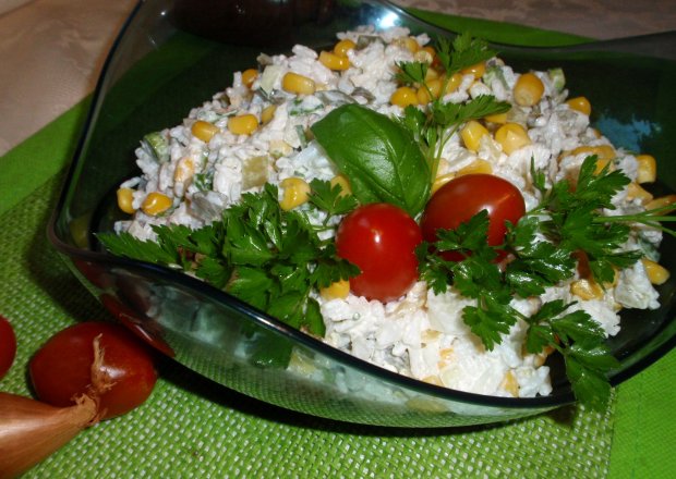Fotografia przedstawiająca Sałatka na  kolację ryż i dodatki .