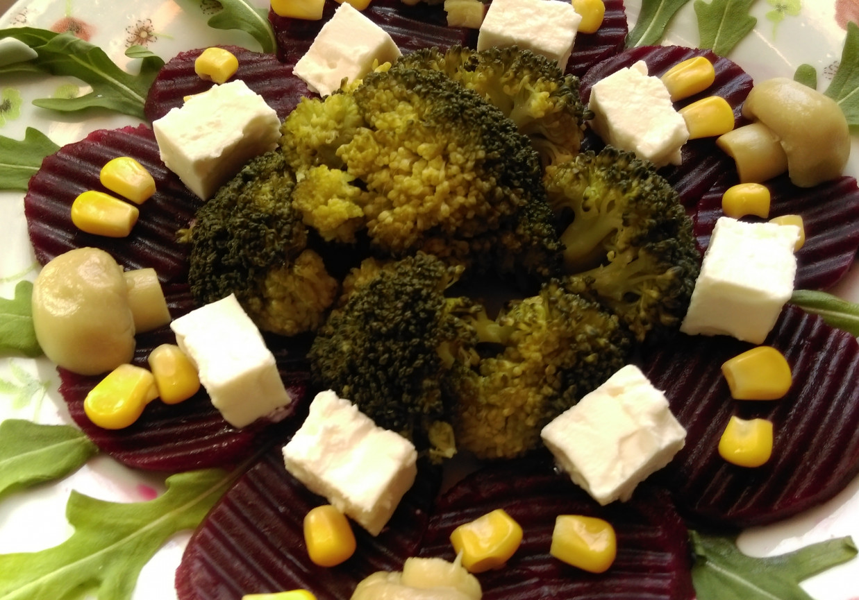 Sałatka na lunch - burak, brokuł, ser solankowy foto