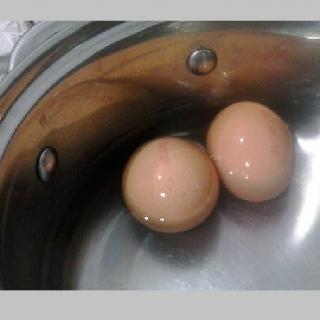 Krok 2 - sałatka na rukoli z boczkiem ,jajkiem i ....... foto