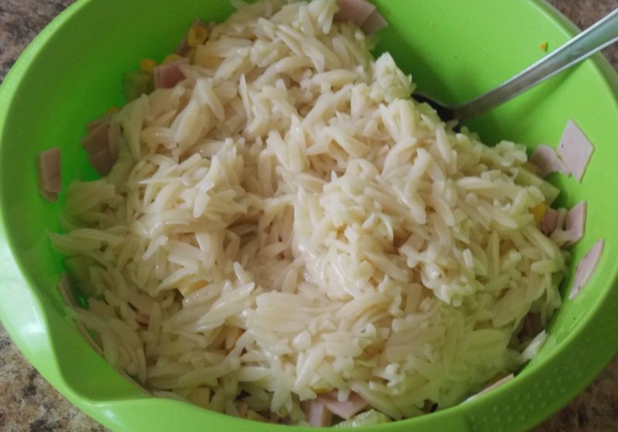Sałatka na szybko z ryżowym makaronem foto