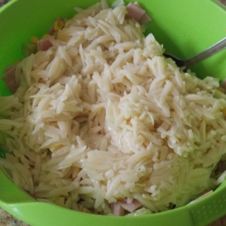 Krok 5 - Sałatka na szybko z ryżowym makaronem foto