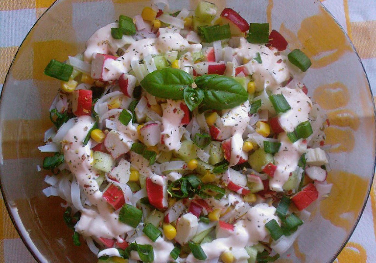 Sałatka nowalijkowa z surimi i makaronem ryżowym DoradcaSmaku.pl