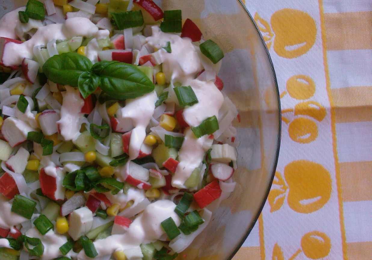 Sałatka nowalijkowa z surimi i makaronem ryżowym DoradcaSmaku.pl