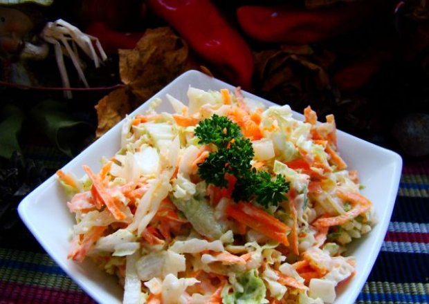 Fotografia przedstawiająca Sałatka obiadowa kapuściana z marchewką