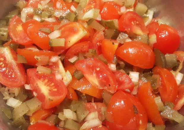 Fotografia przedstawiająca Sałatka obiadowa pomidorowa
