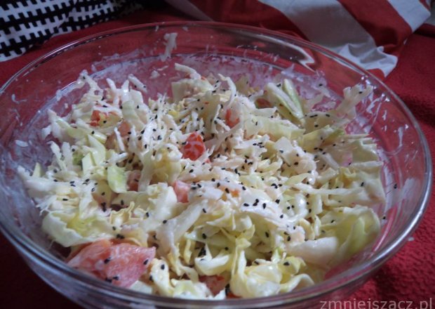 Fotografia przedstawiająca Sałatka obiadowa z białą rzodkwią i pomidorem