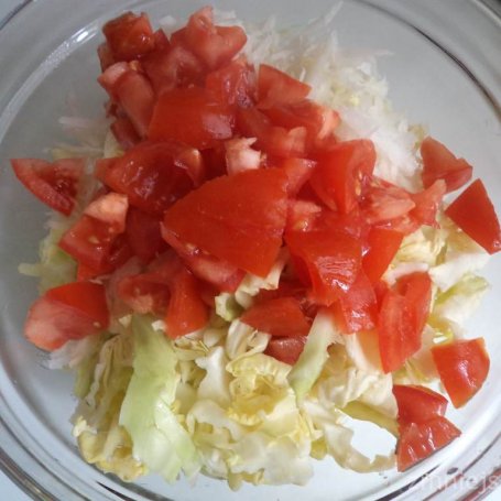 Krok 4 - Sałatka obiadowa z białą rzodkwią i pomidorem foto