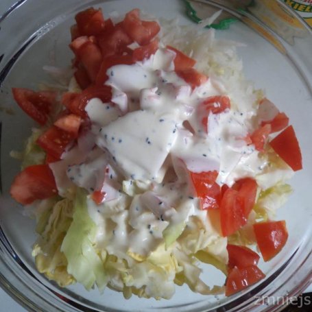 Krok 6 - Sałatka obiadowa z białą rzodkwią i pomidorem foto