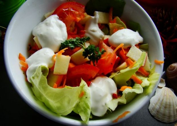 Fotografia przedstawiająca Sałatka obiadowa z jogurtem naturalnym