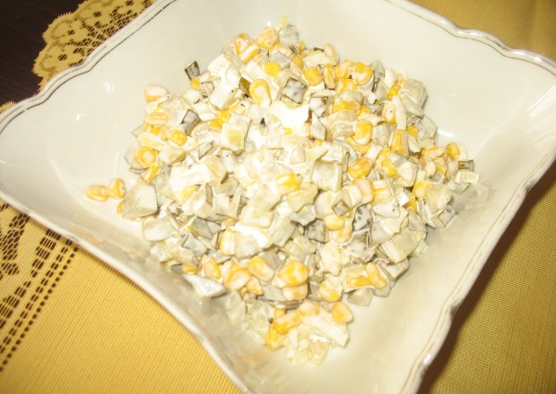 Fotografia przedstawiająca Sałatka obiadowa z ogórkiem i kukurydzą