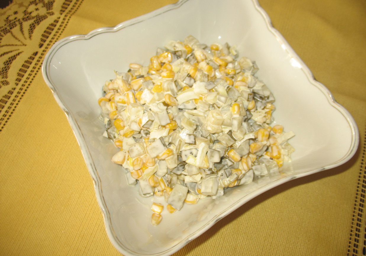 Sałatka obiadowa z ogórkiem i kukurydzą foto