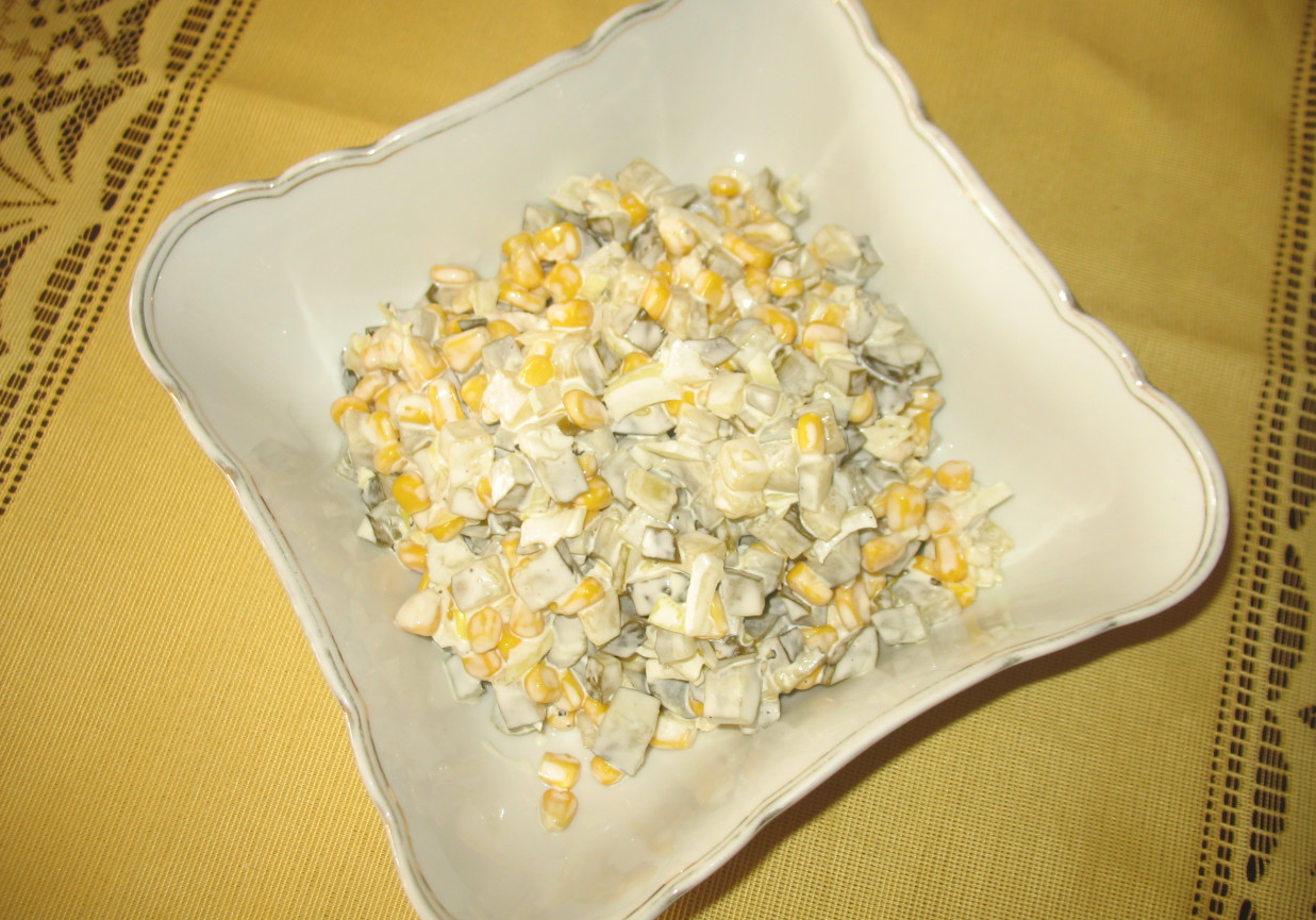 Sałatka obiadowa z ogórkiem i kukurydzą foto