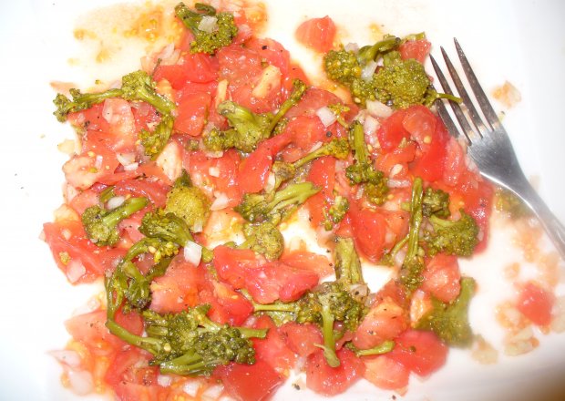 Fotografia przedstawiająca Sałatka obiadowa z pomidorów i brokuła