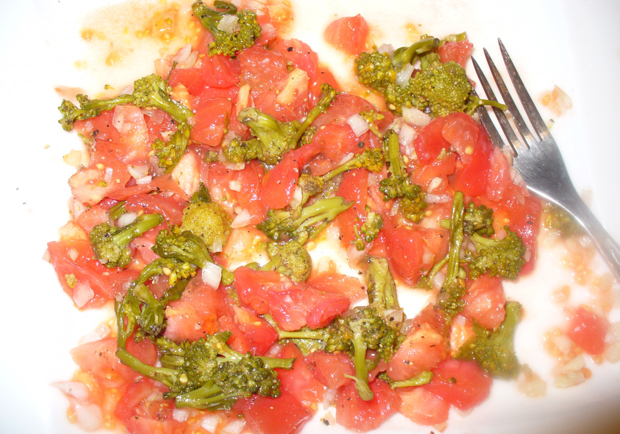 Sałatka obiadowa z pomidorów i brokuła foto