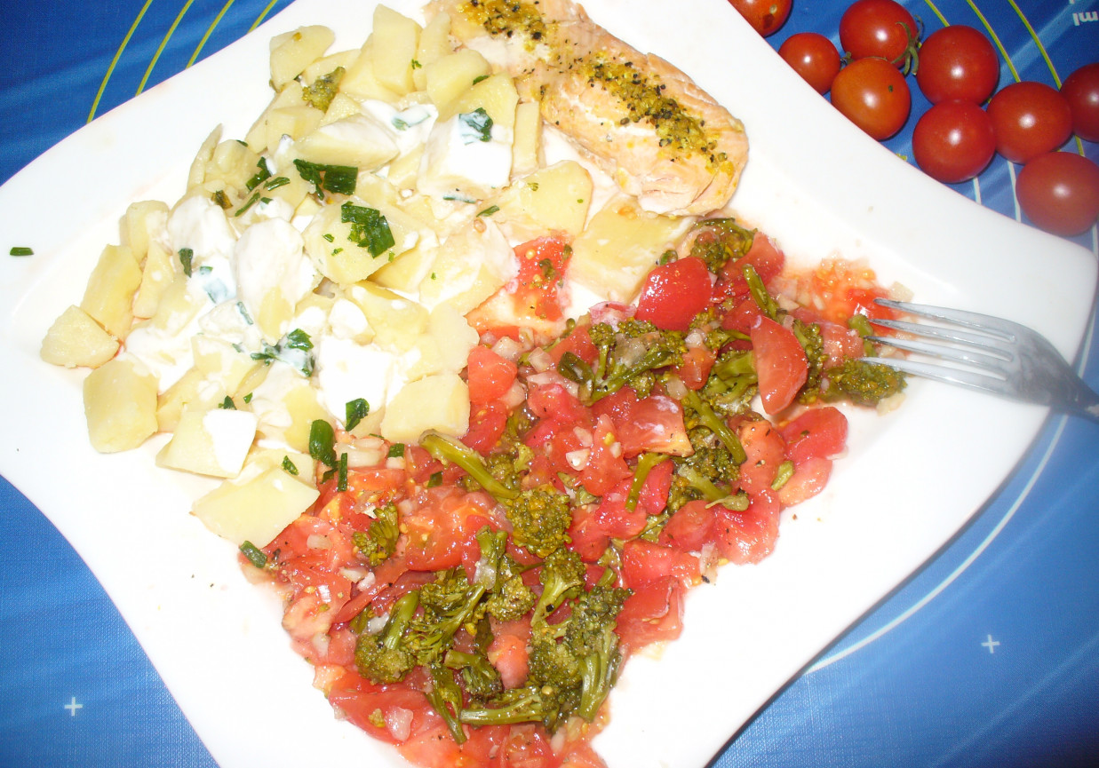 Sałatka obiadowa z pomidorów i brokuła foto