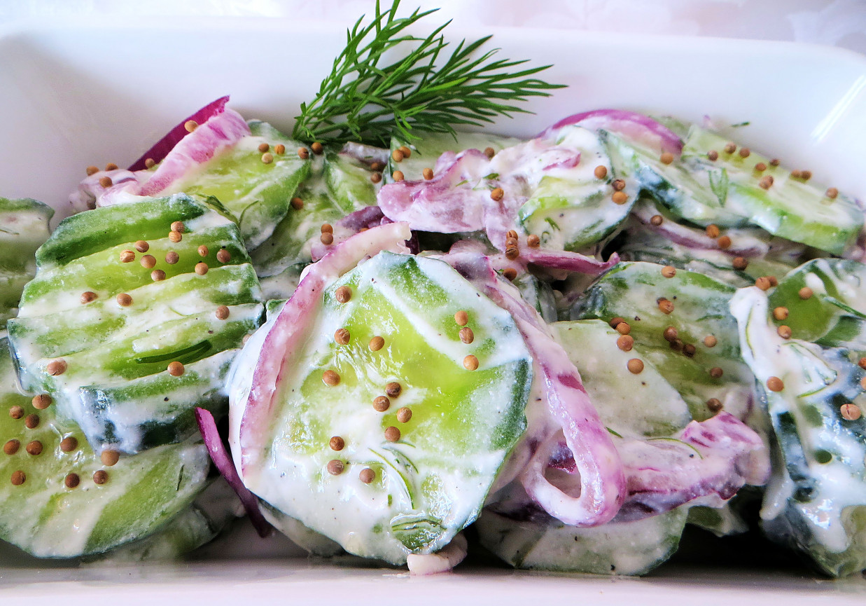 Sałatka ogórkowa Raita foto