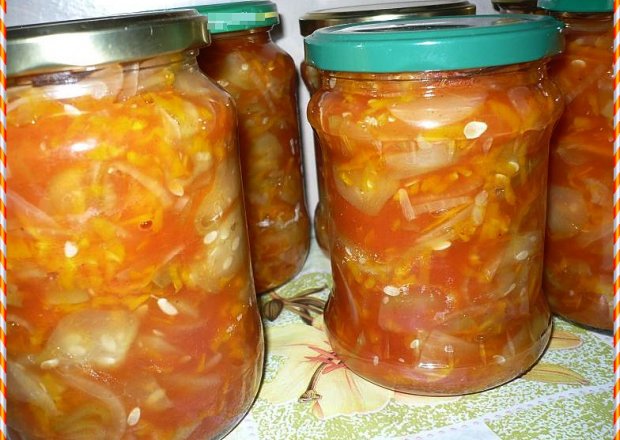 Fotografia przedstawiająca Sałatka ogórkowa w sosie pomidorowym