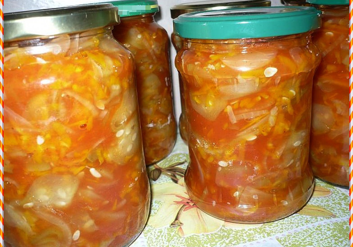 Sałatka ogórkowa w sosie pomidorowym foto