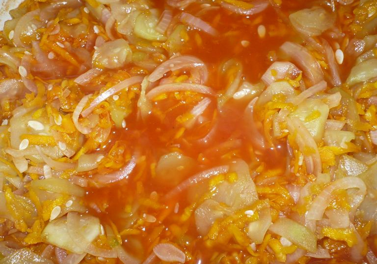 Sałatka ogórkowa w sosie pomidorowym foto