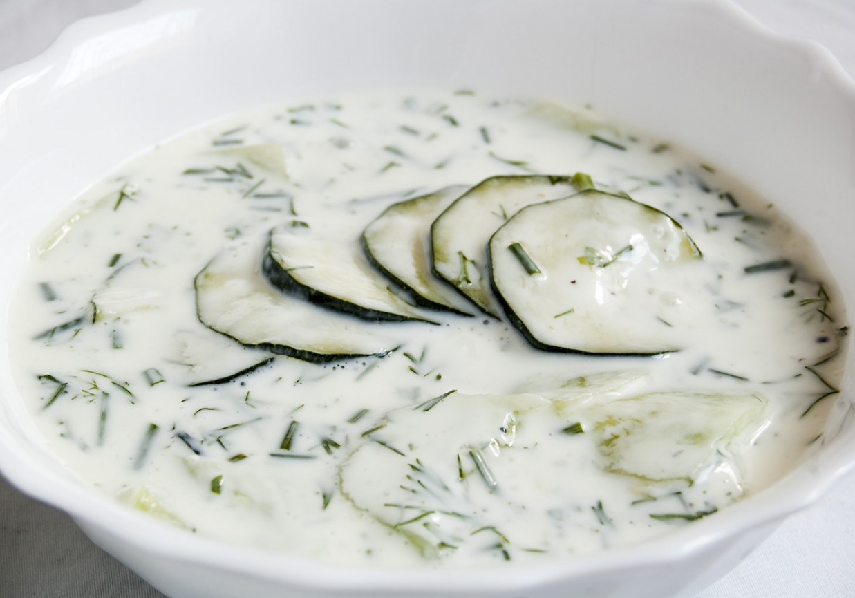 Sałatka ogórkowa z cukinią foto