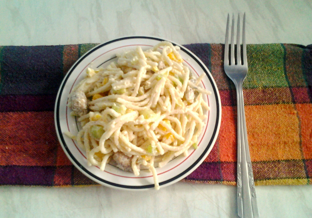 Sałatka ogórkowa z makaronem spagetti foto