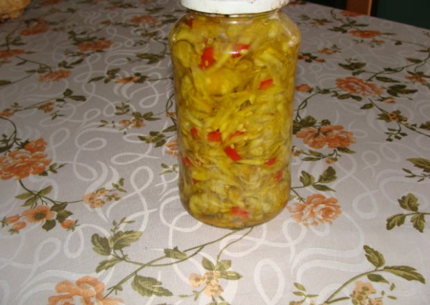 Fotografia przedstawiająca sałatka ogórkowa z marchewka