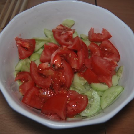 Krok 1 - Sałatka ogórkowo - pomidorowa w sosie greckim  foto