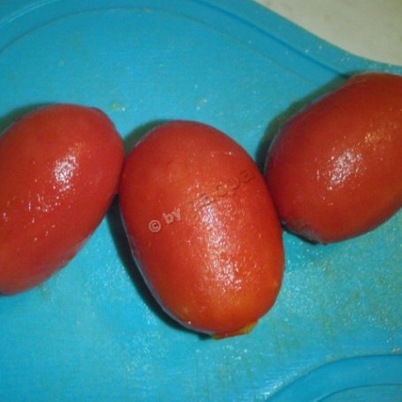 Krok 3 - Sałatka ogórkowo-pomidorowa na bazie makaronu z zupek chińskich foto