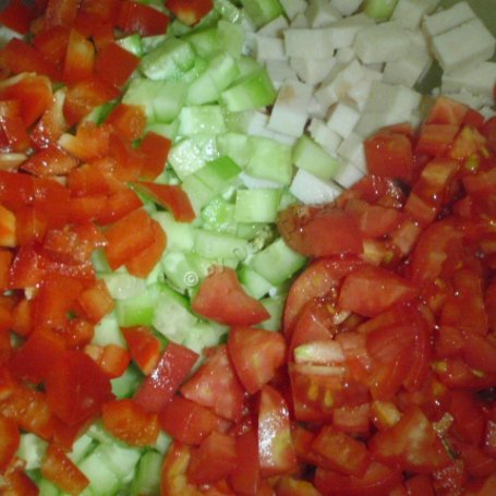 Krok 4 - Sałatka ogórkowo-pomidorowa na bazie makaronu z zupek chińskich foto