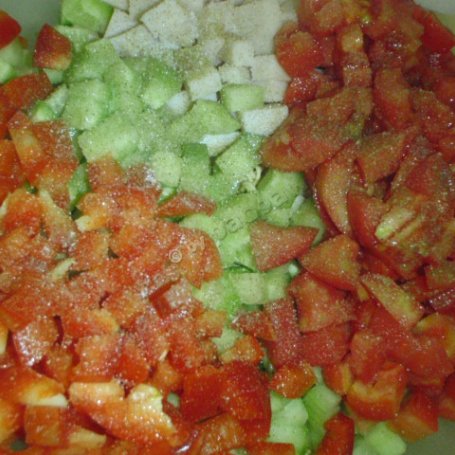 Krok 5 - Sałatka ogórkowo-pomidorowa na bazie makaronu z zupek chińskich foto