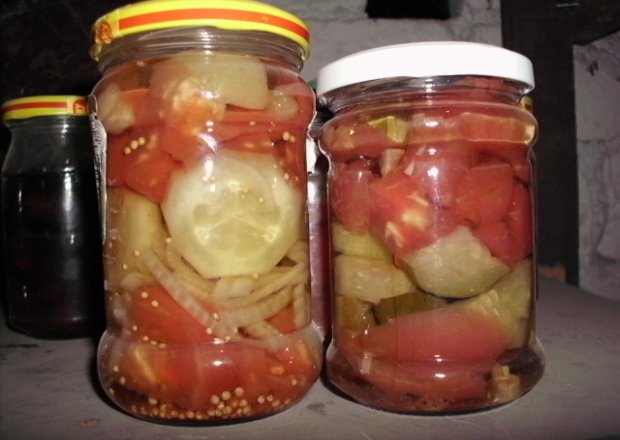 Fotografia przedstawiająca Sałatka ogórkowo-pomidorowa na zimę