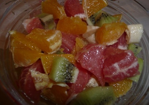 Fotografia przedstawiająca sałatka owocowa na słodko