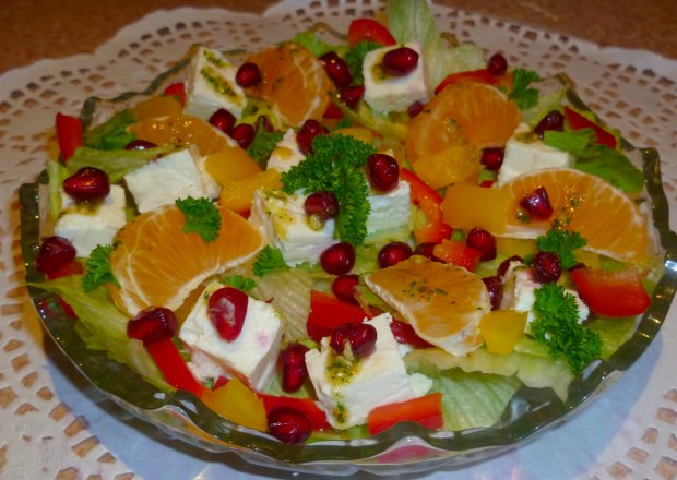 Fotografia przedstawiająca Sałatka owocowa na warzywach z serem