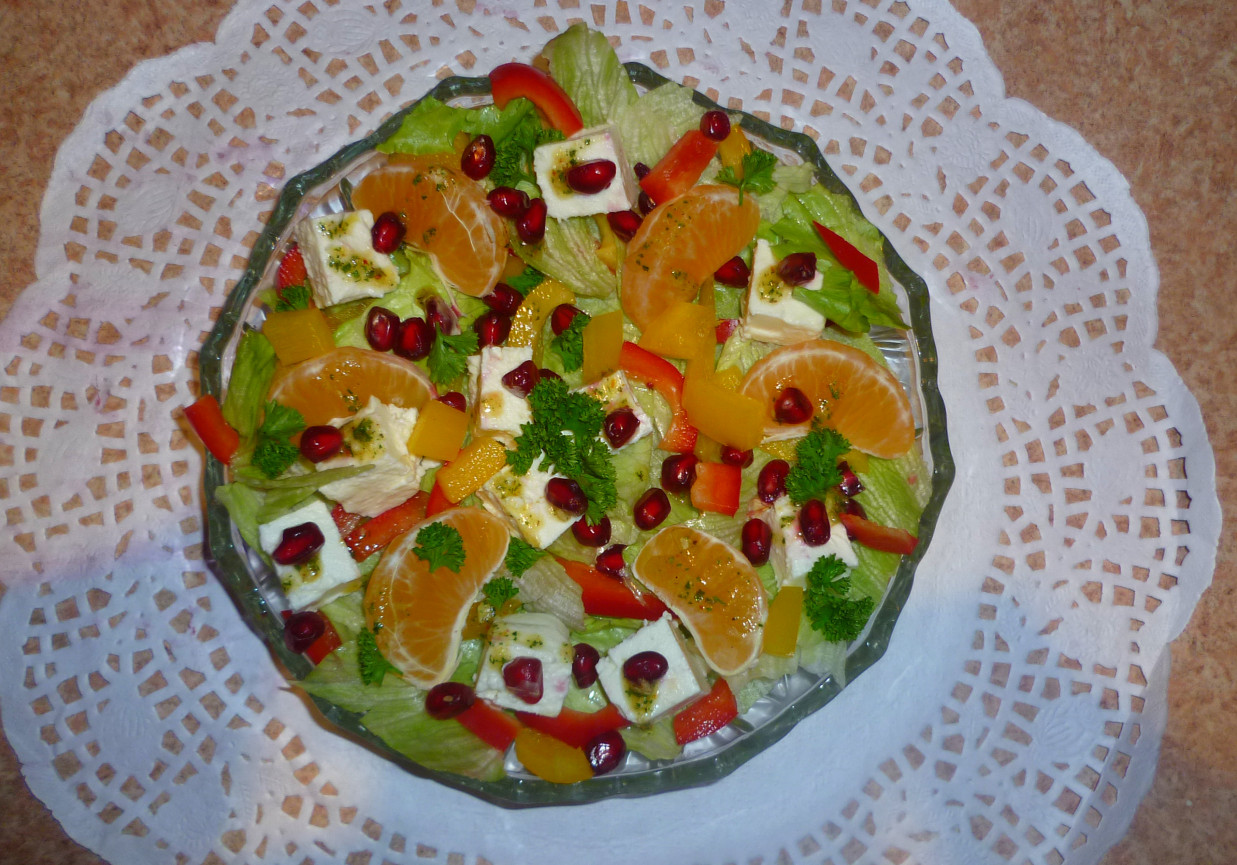 Sałatka owocowa na warzywach z serem foto