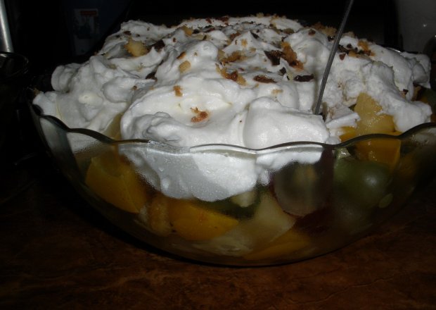 Fotografia przedstawiająca Sałatka owocowa pod białą chmurką