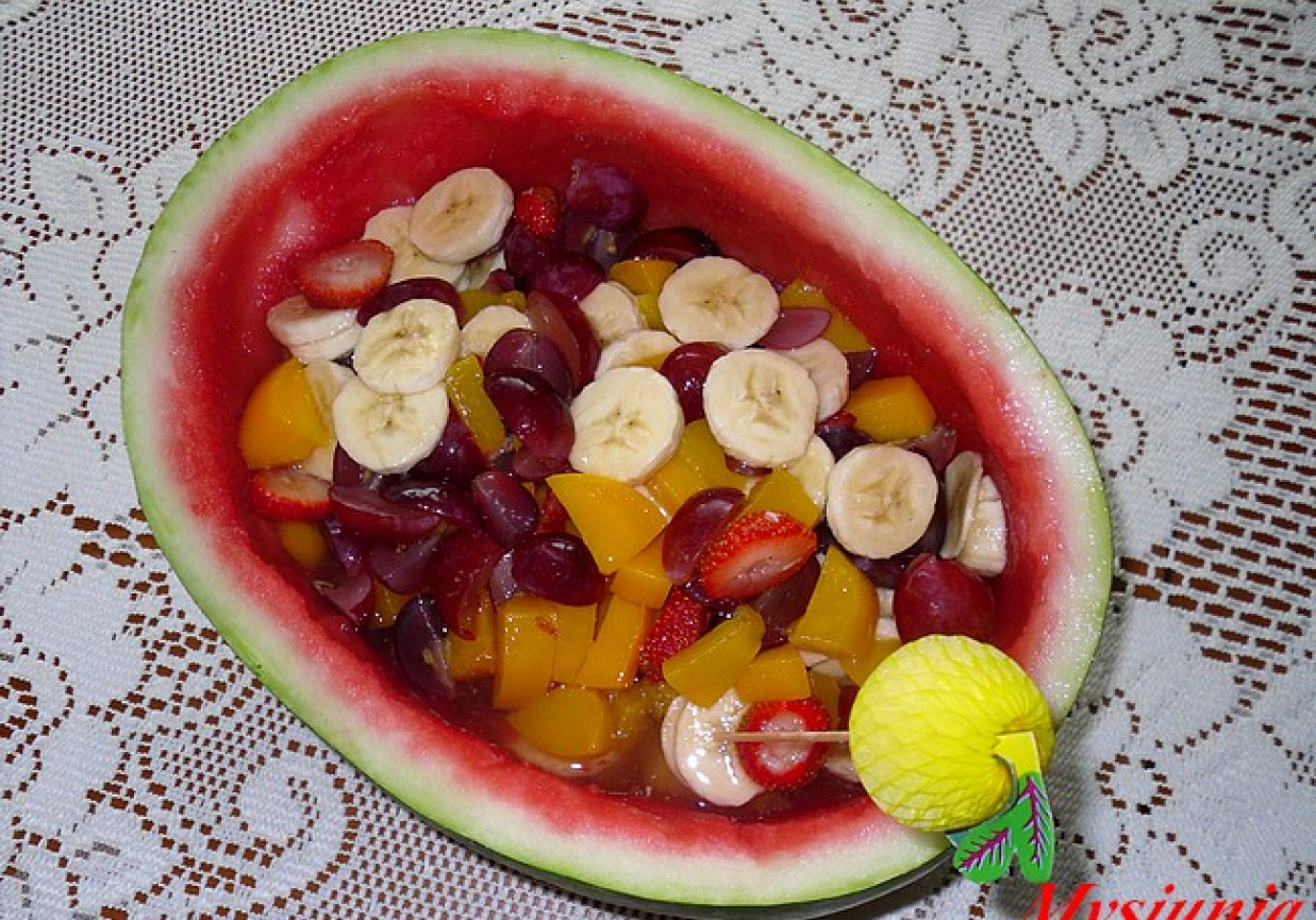 Sałatka owocowa w arbuzie foto