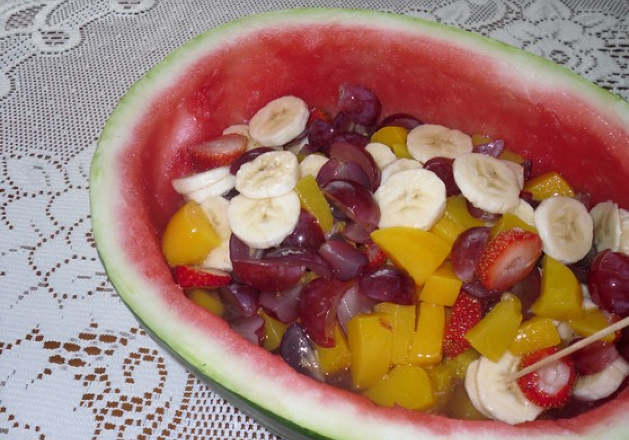 Sałatka owocowa w arbuzie foto