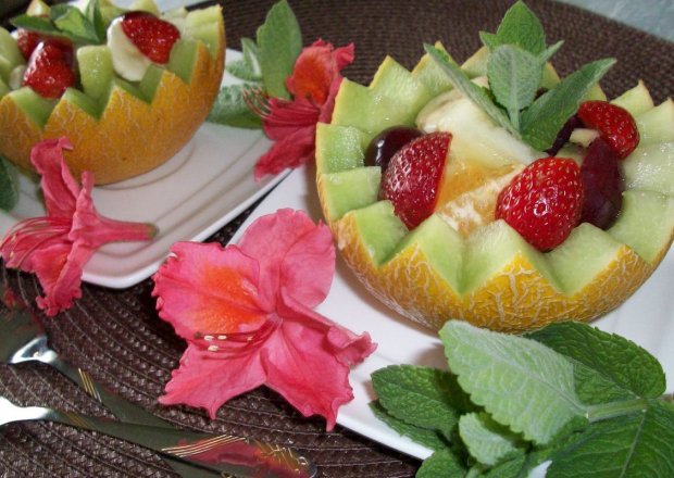 Fotografia przedstawiająca Sałatka owocowa w melonie
