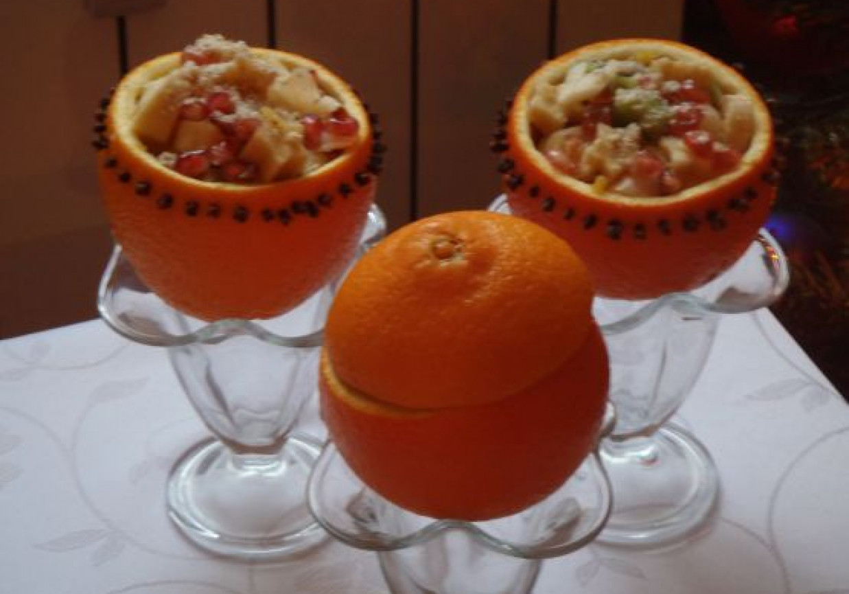 Sałatka owocowa w pomarańczach foto