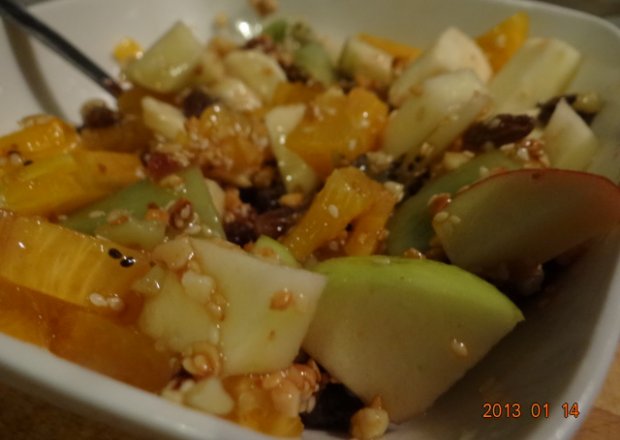 Fotografia przedstawiająca sałatka owocowa w sosie miodowo sezamowym